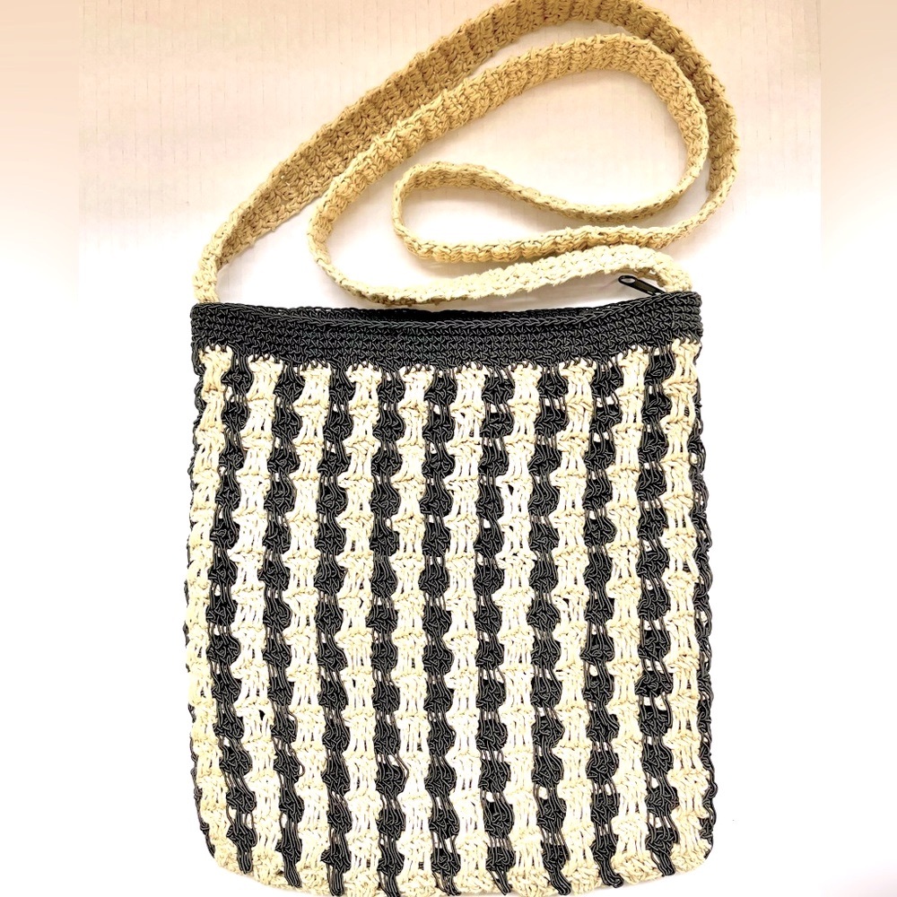 Woven Raffia Top Zip Crossbody Bag in Black & Tan. Boho Style Fabric Lining